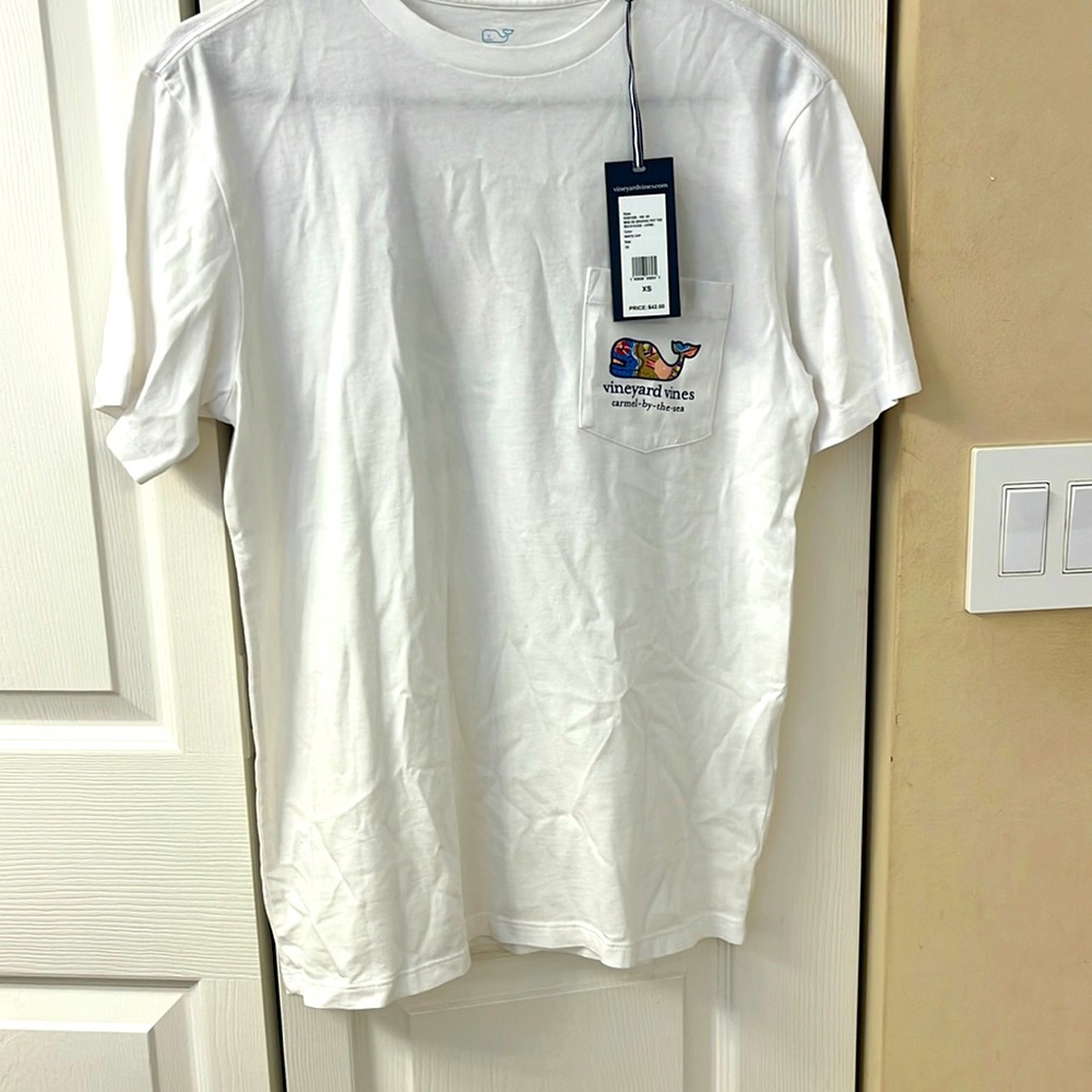 Men’s NWT Vineyard Vines white T-shirt Carmel-by-the-sea. Size XS